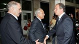 Ο πρωθυπουργός Κώστας Καραμανλής χαιρετά τον γγ Πολιτικής Προστασίας Παναγιώτη Φούρλα, καθώς ...