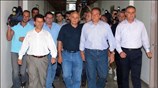 Ο πρωθυπουργός Κώστας Καραμανής φθάνει στη σύσκεψη που έγινε στη Νομαρχία Μεσσηνίας ...