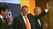 Ο πρωθυπουργός Κώστας Καραμανλής χαιρετά με το σήμα της νίκης μετά την ...