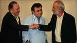 Ο πρόεδρος του ΣΥΡΙΖΑ Αλέκος Αλαβάνος χαιρετά τα μέλη του ΔΗΚΚΙ Παναγιώτη ...