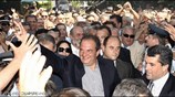 Κόσμος υποδέχεται τον Κώστα Καραμανλή στην τελετή ονοματοδοσίας του αμφιθεάτρου της Νομαρχίας ...