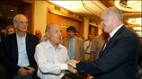 Ο πρόεδρος του ΠΑΣΟΚ Γιώργος Παπανδρέου χαιρετά τον Κώστα Σημίτη ενώ δίπλα ...
