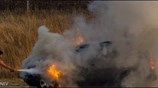Ένας άτυχος οδηγός προσπαθεί να σβήσει τη φωτιά στο αυτοκίνητο του, στον ...