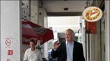 Ο προέδρου του ΠΑΣΟΚ Γιώργου Παπανδρέου, κατά την άφιξη του στα γραφεία ...