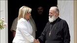 Η υπουργός Τουρισμού Φάνη Πάλλη Πετραλιά αποχωρεί από την κατοικία του Αρχιεπίσκοπου ...
