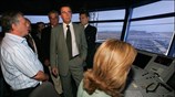Ο υπουργός Μεταφορών και Επικοινωνιών Μιχάλης Λιάπης συζητά με έναν ελεγκτή εναέριας ...