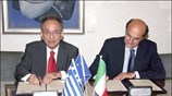 Ο υπουργός Ανάπτυξης Δημήτρης Σιούφας και ο Ιταλός υπουργός Οικονομικής Ανάπτυξης Πιερλουίτζι ...