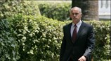 Ο πρόεδρος του ΠΑΣΟΚ Γιώργος Παπανδρέου κατά την έξοδό του από το ...
