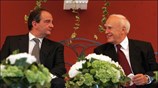 Ο πρόεδρος της Δημοκρατίας Κάρολος Παπούλιας συνομιλεί με τον πρωθυπουργό Κώστα Καραμανλή, ...