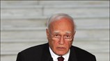 Ο πρόεδρος της Δημοκρατίας Κάρολος Παπούλιας εκφωνεί το λόγο του, στον κήπο ...