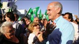 Θερμή υποδοχή επεφύλαξε ο κόσμος της Σύρου στον πρόεδρο του ΠΑΣΟΚ Γιώργο ...