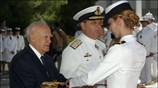 O Πρόεδρος της Δημοκρατίας Κάρολος Παπούλιας απονέμει ξίφη στους νέους αξιωματικούς στην ...