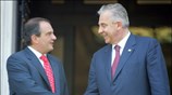 Ο πρωθυπουργός Κώστας Καραμανλής χαιρετάει τον Κροάτη ομόλογό του 