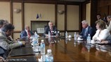 Ο υπουργός Δικαιοσύνης Αναστάσης Παπαληγούρας συνομιλεί με τα μέλη της νέας ηγεσίας ...