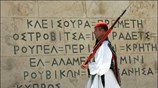 Εύζωνας αποδίδει τιμές στο μνημείο του Αγνωστου Στρατιώτη σε επετειακή εκδήλωση με ...