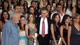 Ο υπουργός Επικρατείας Θοδωρής Ρουσόπουλος φωτογραφίζεται με τους βραβευθέντες στην τελετή βράβευσης ...
