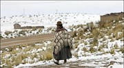 Μια γυναίκα περπατά στο χιονισμένο υψίπεδο του Ελ ¶λτο στις ¶νδεις, στη ...