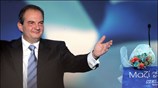 Ο πρωθυπουργός Κώστας Καραμανλής χαιρετά μετά την ομιλία του με την οποία ...