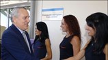 Ο υπουργός Δικαιοσύνης Αναστάσης Παπαληγούρας χαιρετάει υπαλλήλους του Προαστιακού τη Δευτέρα 9 ...