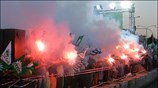 Οπαδοί του ΠΑΣΟΚ ανεμίζουν σημαίες του κόμματος και ανάβουν καπνογόνα σε ανοιχτή ...