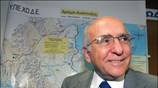 Ο υπουργός ΠΕΧΩΔΕ Γιώργος Σουφλιάς φωτογραφίζεται μπροστά στο χάρτη που δείχνει το ...