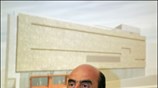Ο ΥΠΠΟ Γιώργος Βουλγαράκης, με τη μακέτα της πρόσοψης του Μουσείου όταν ...