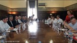 Ο πρόεδρος του ΠΑΣΟΚ Γιώργος Παπανδρέου συνομιλεί με τους βουλευτές του κόμματος ...