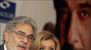 Ο Ισπανός τενόρος Placido Domingo απαντά σε ερωτήσεις δημοσιογράφων κατά τη διάρκεια ...