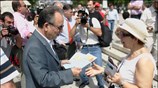 Ο ΥΠΑΝ Δημήτρης Σιούφας μοιράζει ενημερωτικά φυλλάδια στα πλαίσια ενημερωτικής καμπάνιας για ...