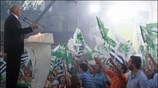 Ο πρόεδρος του ΠΑΣΟΚ Γιώργος Παπανδρέου μιλάει σε οπαδούς του κόμματος του ...