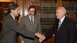 Ο Κάρολος Παπούλιας Πρόεδρος της Δημοκρατίας ανταλλάσει χειραψία με τον Γιάννη Ιωαννίδη ...