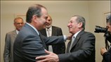 Ο Πρωθυπουργός Κώστας Καραμανλής χαιρετά τον Πρόεδρο της Κύπρου Τάσσο Παπαδόπουλο στα ...