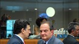 Ο Πρωθυπουργός Κώστας Καραμανλής (Δ) συνομιλεί με τον πρόεδρο της Ευρωπαϊκής Επιτροπής ...