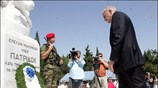Ο πρόεδρος του ΠΑΣΟΚ Γιώργος Παπανδρέου καταθέτει στεφάνι στο μνημείο των πεσόντων ...
