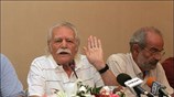 Ο Αλέκος Αλαβάνος (Δ) και ο Μανώλης Γλέζος (Α) στη συνέντευξη του ...
