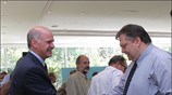 Ο πρόεδρος του ΠΑΣΟΚ Γιώργος Παπανδρέου (Α) συνομιλεί με τον Ευάγγελο Βενιζέλο ...