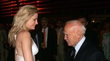 Ο Πρόεδρος της Δημοκρατίας Κάρολος Παπούλιας χαιρετά την αθλήτρια των παραολυμπιακών αγώνων, ...