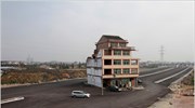 Κίνα: Σπίτι στη μέση του δρόμου