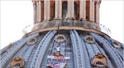 Βατικανό: Διαμαρτυρία από τον τρούλο του Αγ. Πέτρου