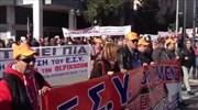 Σε εξέλιξη η πορεία των εργαζομένων στα νοσοκομεία