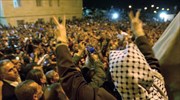 Ανθρώπινη ασπίδα προστασίας για τον Γιάσερ Αραφάτ