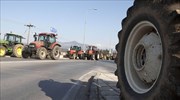 Παραμένουν στα μπλόκα τους οι αγρότες