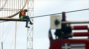 Γυναίκα απειλεί να πέσει από το «Πεντάκυκλο» στην Ομόνοια