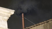 Μαύρος καπνός από την καπνοδόχο της Καπέλα Σιστίνα