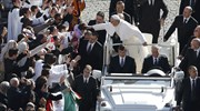 Όταν ο πάπας Φραγκίσκος ευλόγησε σκύλο-οδηγό τυφλού