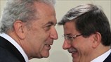 ΝΑΤΟ: Ο έλληνας υπουργός Εξωτερικών Δ. Αβραμόπουλος με τον τούρκο ομόλογό του Αχμέτ Νταβούτογλου
