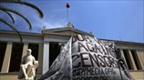 Αντιεξουσιαστές κατέβασαν την ελληνική σημαία στα Προπύλαια