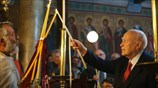 Ο Πρόεδρος Δημοκρατίας Κάρολος Παπούλιας παίρνει το άγιο φως στην λειτουργία της Ανάστασης στους Φραγκάδες Ζαγορίου