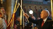 Ο Πρόεδρος Δημοκρατίας Κάρολος Παπούλιας παίρνει το άγιο φως στην λειτουργία της Ανάστασης στους Φραγκάδες Ζαγορίου