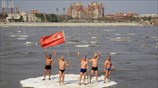 Κίνα: Χειμερινοί κολυμβητές χαιρετούν τον κόσμο πάνω σε ένα κομμάτι πάγου